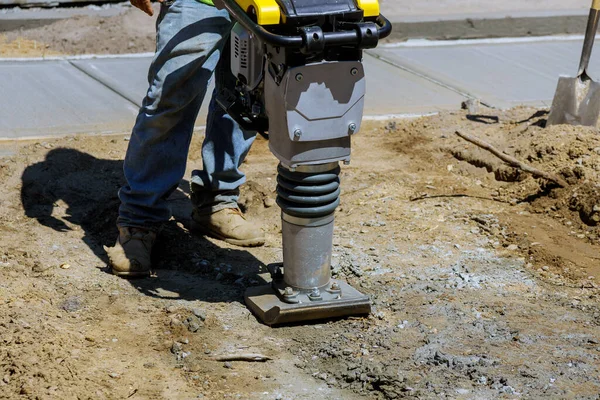 Trabalhos Construção Calçada Pavimento Instalação Ferramenta Elétrica Martelo Vibratório Chão — Fotografia de Stock