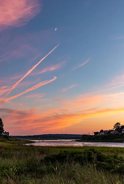 Croissant Lune Dans Ciel Couchant Sur Port Océan Nouvelle Angleterre — Photo