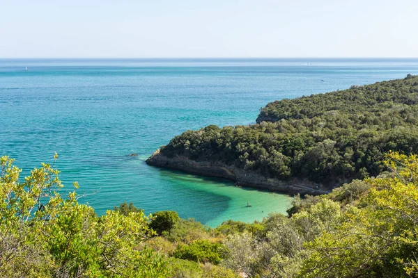 Hermosa Vista Playa Verde Natural Día Soleado Cerca Setúbal Lisboa — Foto de Stock