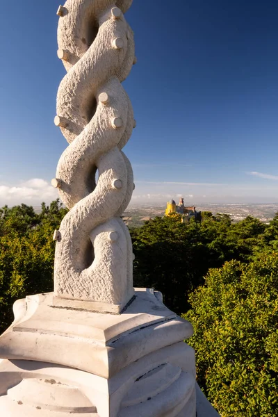 Hermosa Vista Cruz Blanca Viejo Castillo Histórico Colorido Cima Colina — Foto de Stock