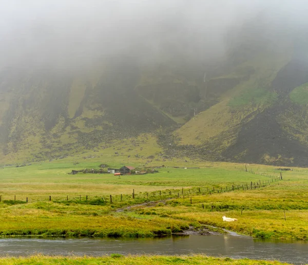 山と雲に囲まれた美しい風景 — ストック写真