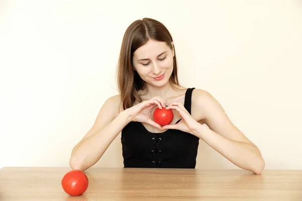 Woman Tomatoes Her Hands Chooses Vegetarianism Health — Stock Photo, Image