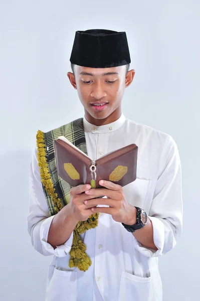 Retrato Belo Jovem Muçulmano Gosta Ler Tilawat Quran Alcorão Sagrado — Fotografia de Stock