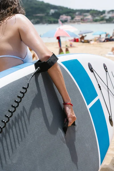 Meisje Dragen Een Peddel Surfplank Naar Zee Naar Praktijk Peddel — Stockfoto