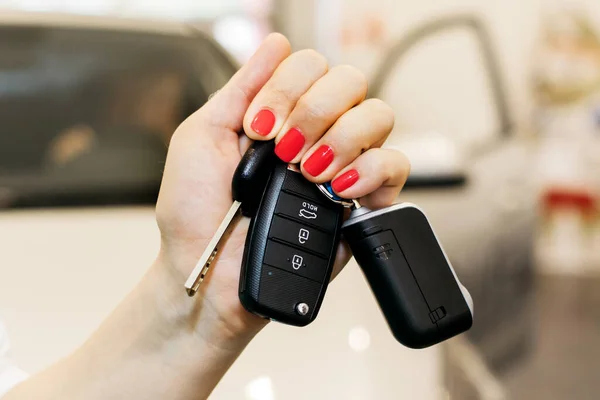 Kadın Elinde Araba Anahtarı Tutuyor — Stok fotoğraf