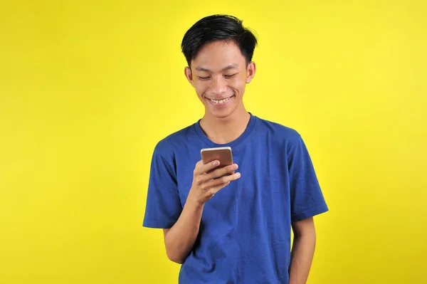 Felice Giovane Bello Asiatico Uomo Sorridente Utilizzando Smartphone Isolato Sfondo — Foto Stock