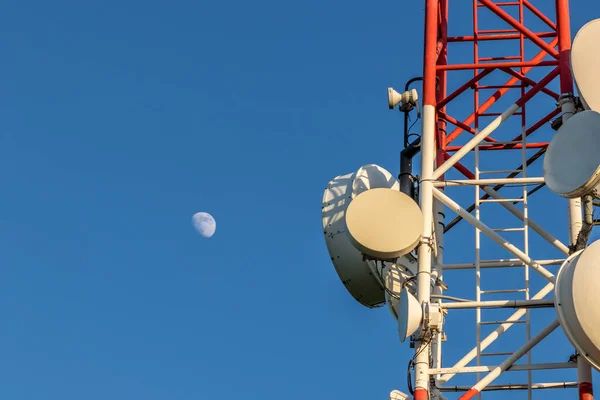 Nahaufnahme Eines Sendeturms Voller Geräte Mit Blauem Himmel Hintergrund — Stockfoto