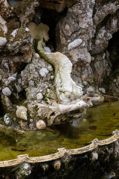 Kaunis Näkymä Vanhalle Historialliselle Suihkulähteelle Quinta Regaleiran Puutarhassa Sintra Lähellä — kuvapankkivalokuva