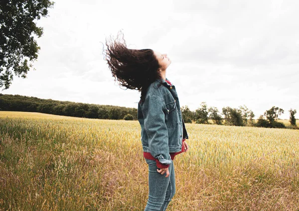 Muchacha Joven Muy Feliz Medio Del Campo Contra Cielo Nublado —  Fotos de Stock