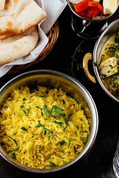 暗い背景にインド料理 — ストック写真