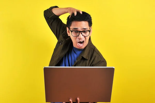 Azji Online Freelancer Bardzo Zły Przed Swoim Laptopem Uzyskać Zły — Zdjęcie stockowe