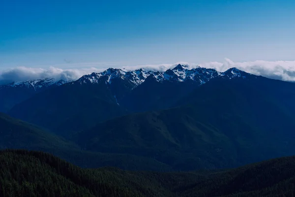 Beau Paysage Avec Des Montagnes Des Nuages Sur Fond Nature — Photo