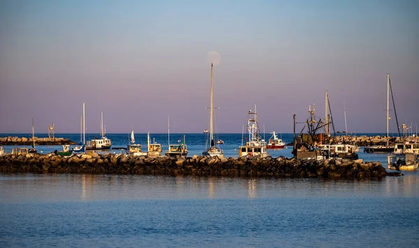 Měsíc Stoupá Nad Čluny Skály Oceánu — Stock fotografie