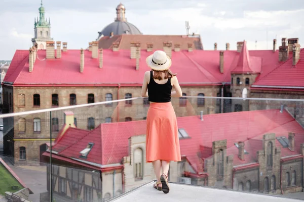 Touristin Sommerlicher Leichter Kleidung Mitten Der Altstadt — Stockfoto
