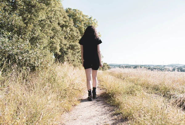 Kız Tarlada Tek Başına Yürüyor — Stok fotoğraf