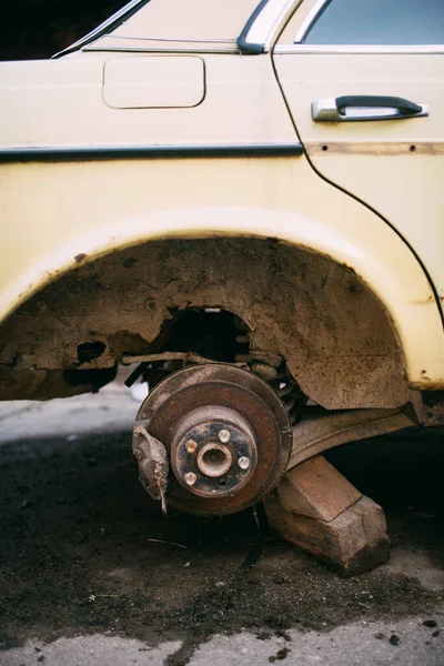 古い錆びた車のホイール — ストック写真