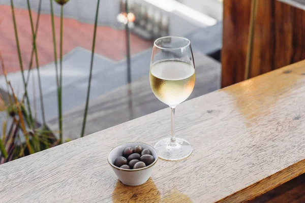 Masanın Üzerinde Bir Bardak Şarap Bir Fincan Kahve — Stok fotoğraf