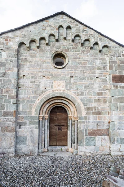 Belangrijkste Gevel Van Romaanse Hemelvaart Kerk Coll Verklaard Wor — Stockfoto