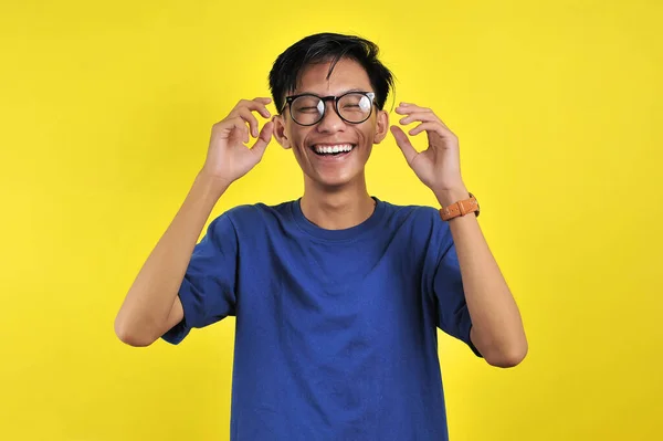 Gelukkig Jong Aziatisch Man Glimlachen Dragen Bril Geïsoleerd Geel Achtergrond — Stockfoto