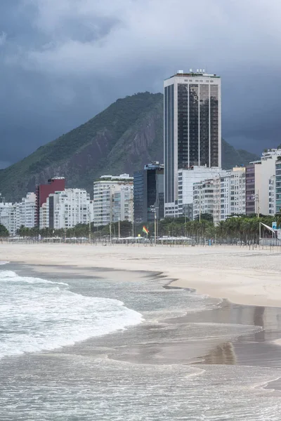 Vacker Utsikt Över Vågor Kraschar Sand Och Byggnader Baksidan Copacabana — Stockfoto