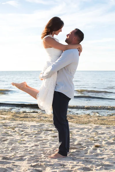 Romantic Loving Couple Posing Ocean Beach — ストック写真