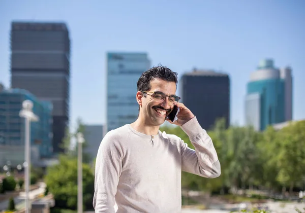 Giovane Uomo Dirigente Sorridente Accanto Agli Uffici Che Parla Telefono — Foto Stock