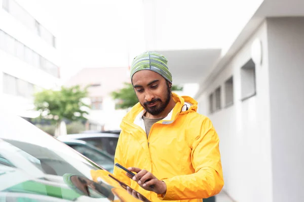 穿着黄色夹克的快乐的印度年轻人的画像 — 图库照片