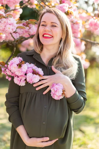Zachte Zwangere Vrouw Het Park Het Voorjaar Met Kersenbloesem Bomen — Stockfoto