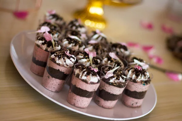 Schokoladenkuchen Mit Sahne Und Nüssen — Stockfoto