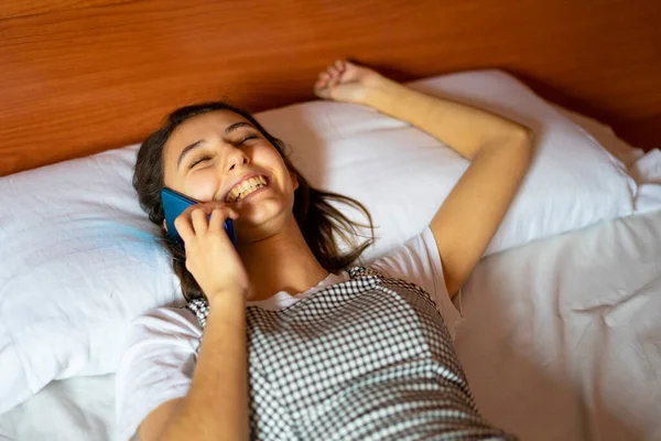 Wanita Berbaring Tempat Tidur Dan Berbicara Telepon Menertawakan Panggilan Berbicara — Stok Foto