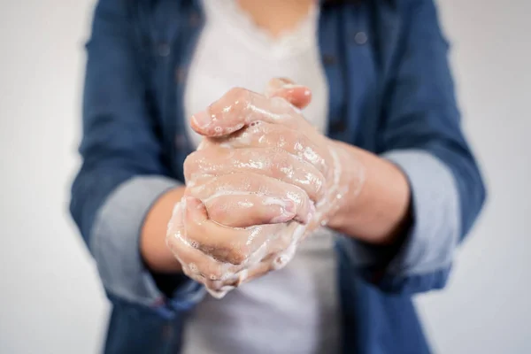 Close Das Mãos Uma Mulher Lavar Mãos Com Sabão — Fotografia de Stock
