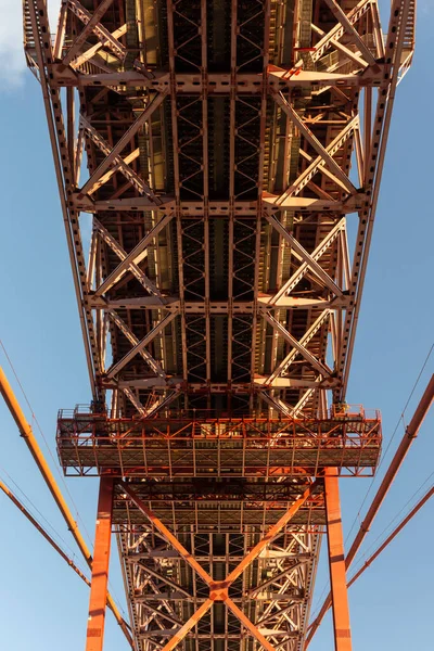 ポルトガルリスボン中心部の日没時にTejo川を渡る25 Abril Bridgeへの美しい景色 — ストック写真