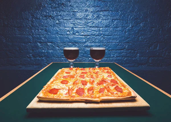 Πίτσα Τυρί Και Σάλτσα Ντομάτας Ξύλινο Τραπέζι — Φωτογραφία Αρχείου