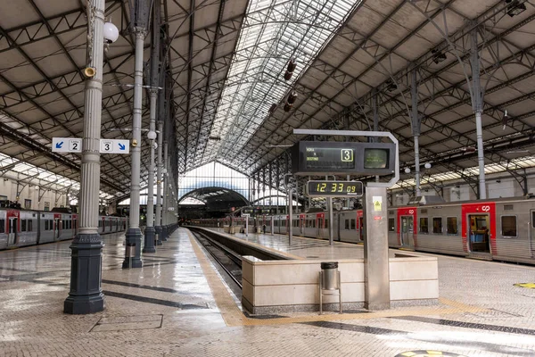 ポルトガルリスボン中心部にある古い歴史的なロシオ駅の建物への美しい景色 — ストック写真