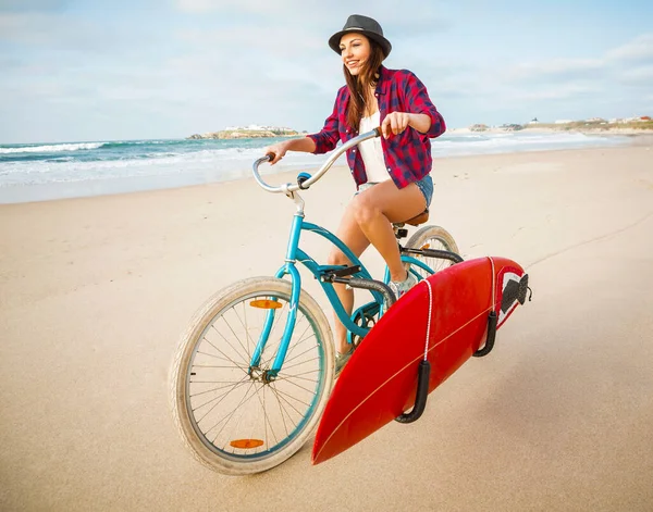 Surfer Młoda Kobieta Jazda Rowerze Plaży — Zdjęcie stockowe