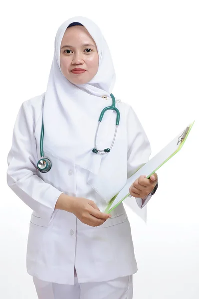 Hermosa Joven Musulmana Enfermera Médico Sujetando Portapapeles Aislado Sobre Fondo —  Fotos de Stock