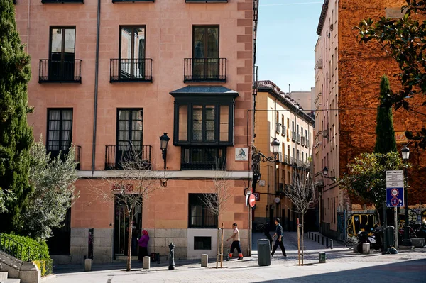 マドリードの晴れた日にカラフルな住宅や歩行者と居心地の良い通り — ストック写真