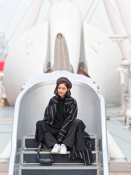 Fashion Chinese Vrouw Zwart Zoek Naar Camera — Stockfoto