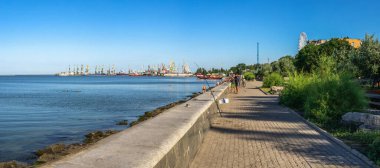 Berdyansk, Ukrayna 07.23.2020. Berdyansk, Ukrayna 'da Azov Denizi seti, güneşli bir yaz sabahı.