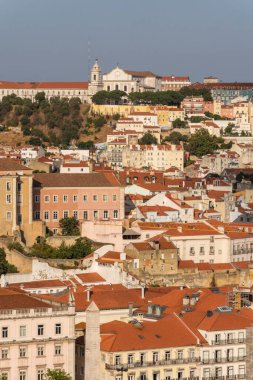 Lizbon, Portekiz 'in merkezindeki eski tarihi şehir binalarına güzel manzara