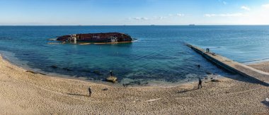 Odessa, Ukrayna 12.04.2019. Güneşli bir kış gününde Odessa açıklarında küçük bir tanker enkazı 'DELFI'
