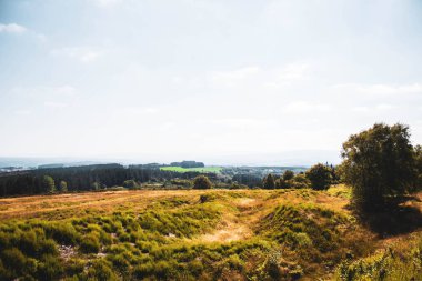 Nehir ve bulutlu gökyüzü olan güzel bir manzara.