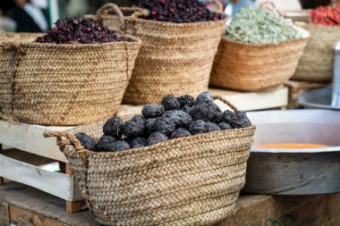 Pazarda kurutulmuş meyve.