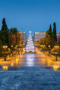 Syntagma Meydanı 'ndaki insanlar büyük bir Noel ağacının merkezindeler.