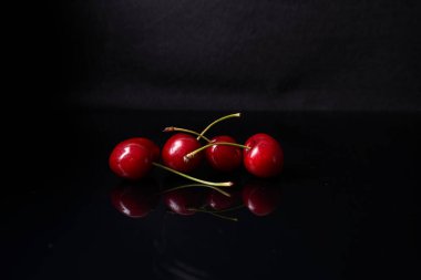 Arka planda lezzetli kırmızı kirazlar, kapatın.