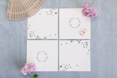 Gri zeminde güzel düğün davetiyeleri var.