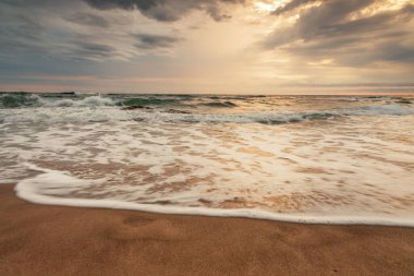 Akdeniz 'de gün batımında dalgalar.