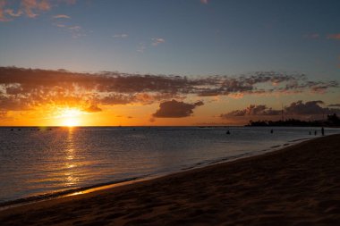 Denizin üzerinde güzel bir gün batımı