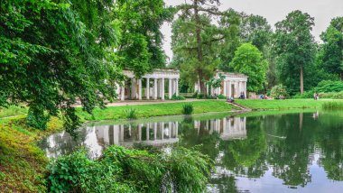 Bila Tserkva, Ukrayna 06.20.2020. Ukrayna 'nın en güzel ve ünlü ağaç kesimlerinden Bila Tserkva' daki İskenderiye parkı, bulutlu bir yaz gününde.