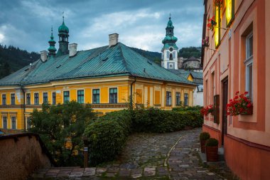 Banska Stiavnica, Slovakya - 22 Temmuz 2018: Slovakya 'nın orta kesimindeki eski Banska Stiavnica kasabasında sokak